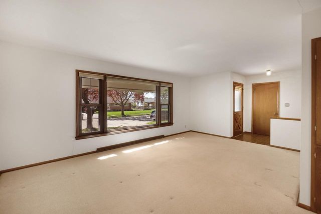 910 Cavalier DRIVE, Waukesha, WI 53186