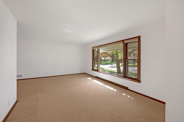 910 Cavalier DRIVE, Waukesha, WI 53186