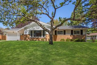 910 Cavalier DRIVE, Waukesha, WI 53186
