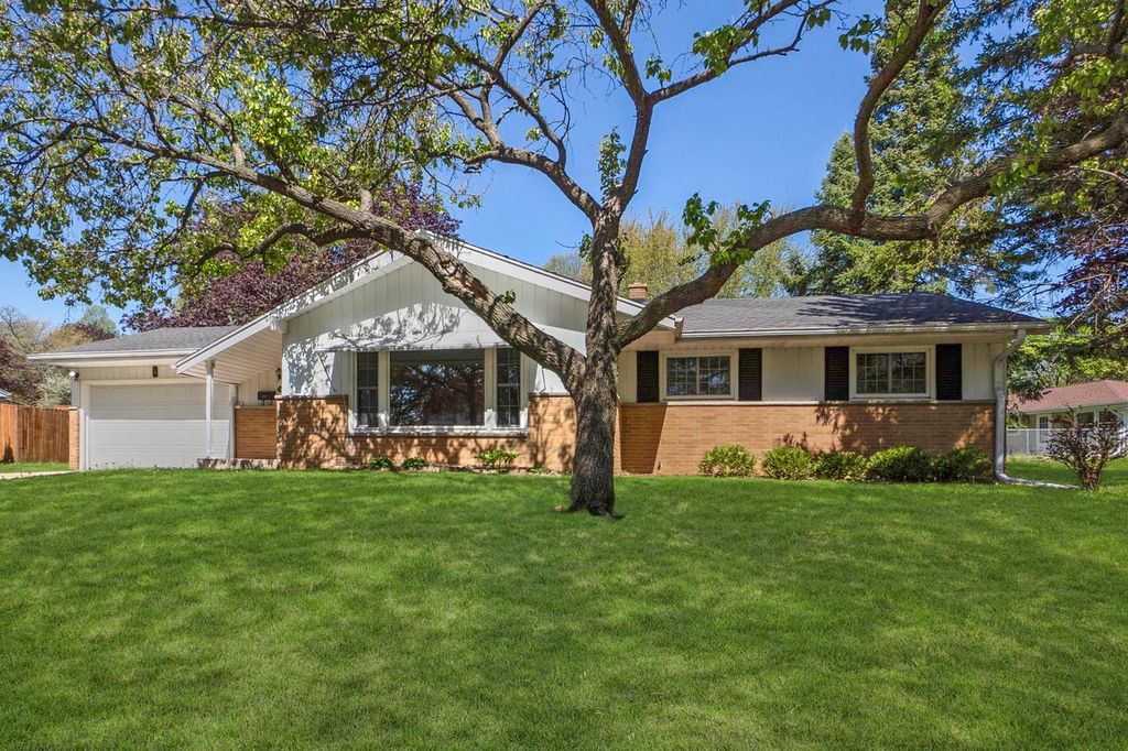 910 Cavalier DRIVE, Waukesha, WI 53186