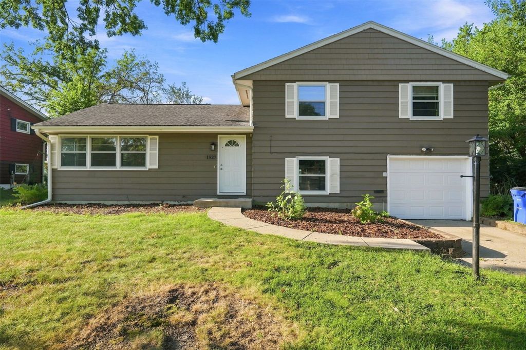 1527 29th Street NE, Cedar Rapids, IA 52402