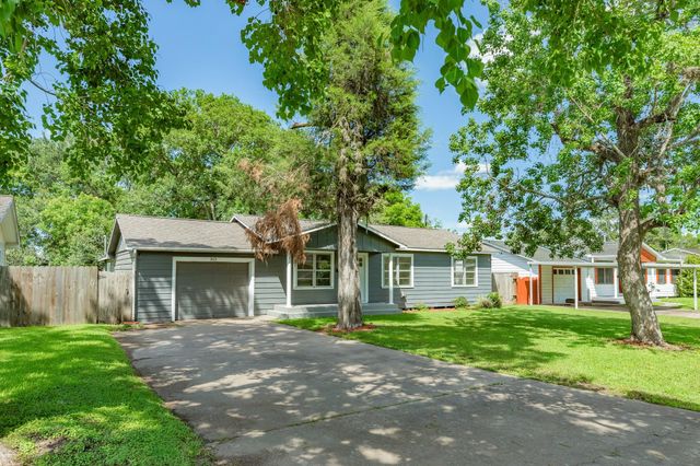 303 Yaupon Street, Sweeny, TX 77480