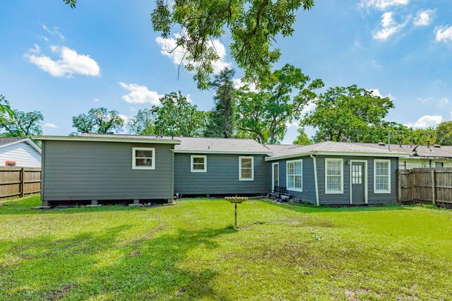 303 Yaupon Street, Sweeny, TX 77480