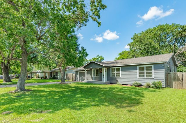 303 Yaupon Street, Sweeny, TX 77480
