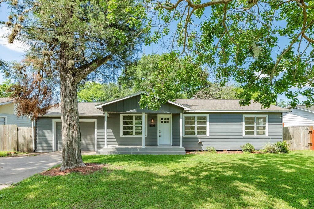 303 Yaupon Street, Sweeny, TX 77480