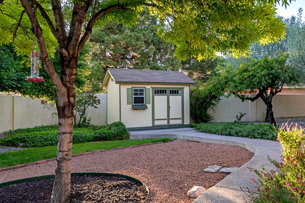 Image 13 of property listing at 5601 Planeta Court NE, Albuquerque, NM 87111