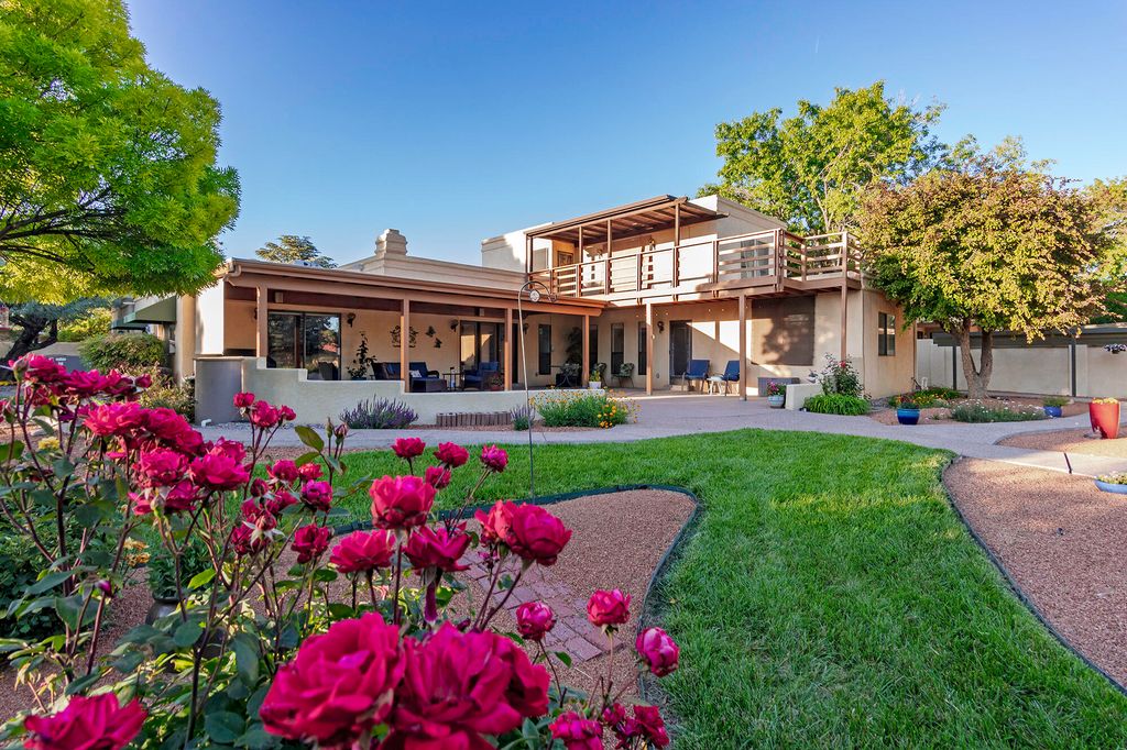 Image 16 of property listing at 5601 Planeta Court NE, Albuquerque, NM 87111