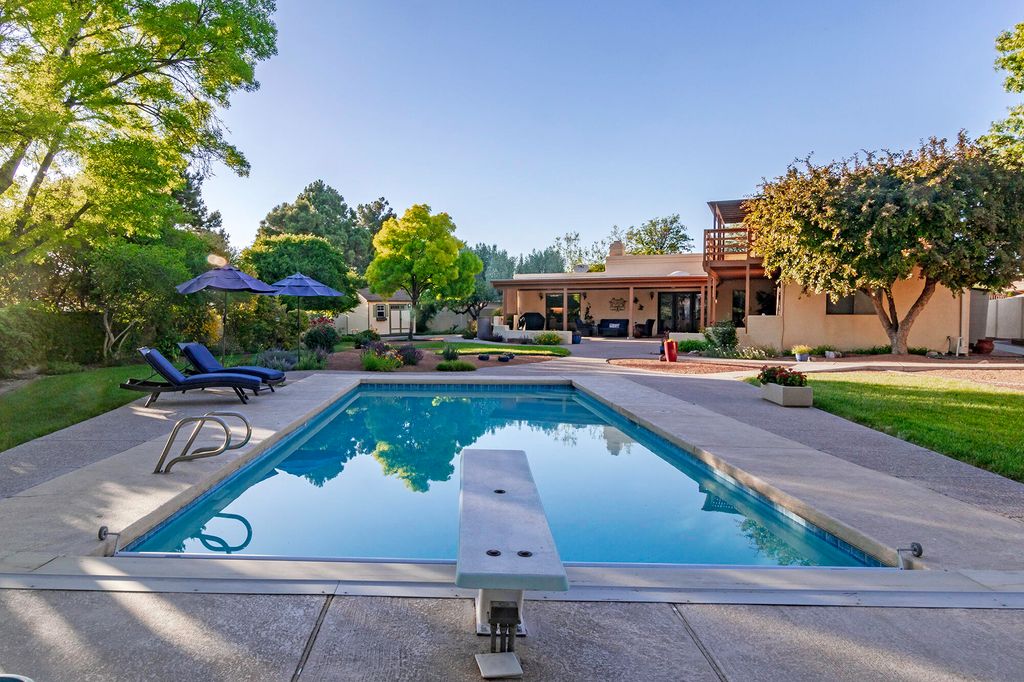 Image 5 of property listing at 5601 Planeta Court NE, Albuquerque, NM 87111