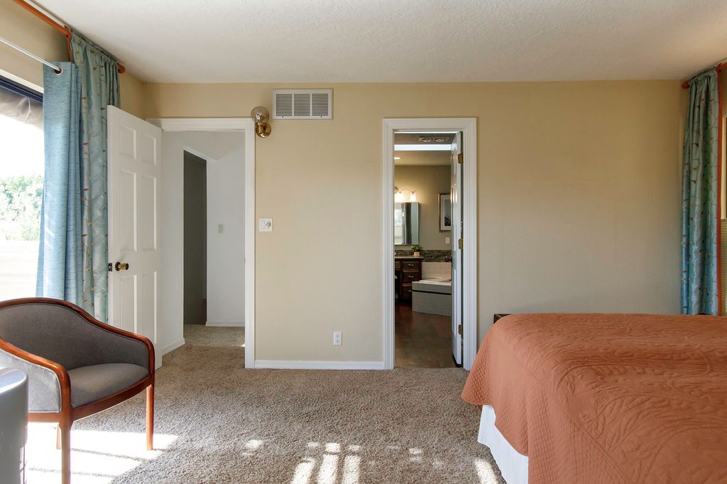Image 60 of property listing at 5601 Planeta Court NE, Albuquerque, NM 87111