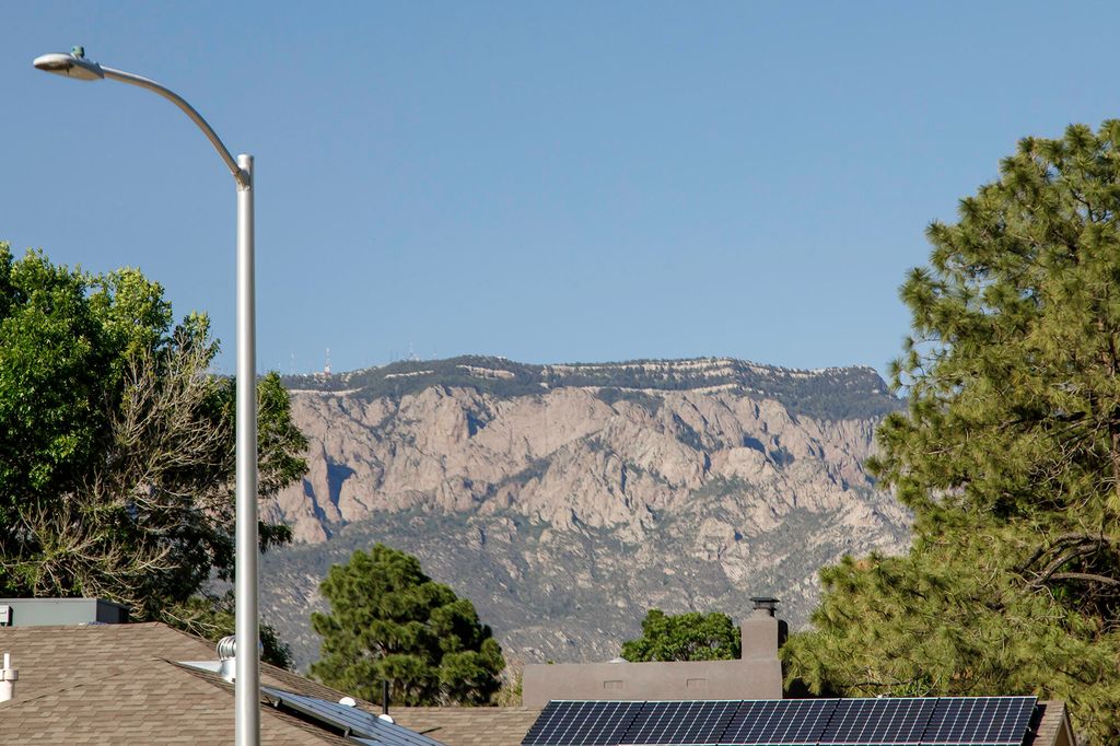 Image 65 of property listing at 5601 Planeta Court NE, Albuquerque, NM 87111
