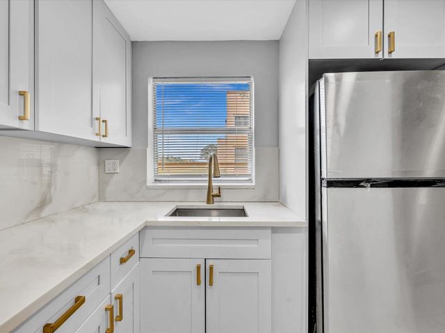 9041 Sunrise Lakes Boulevard 113, Sunrise, FL 33322