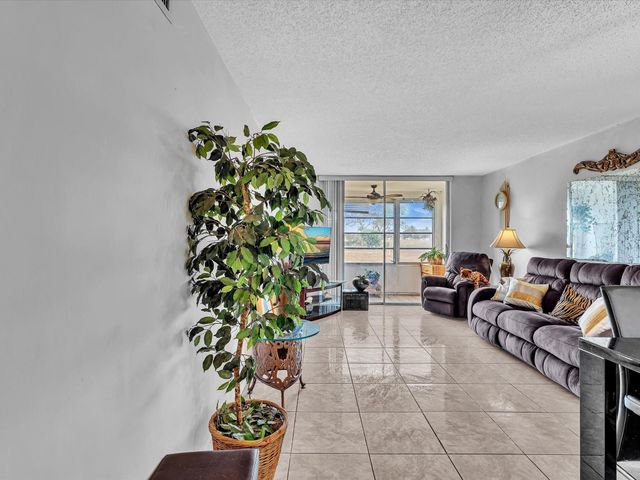 9041 Sunrise Lakes Boulevard 113, Sunrise, FL 33322