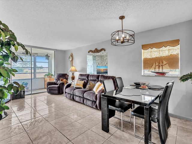 9041 Sunrise Lakes Boulevard 113, Sunrise, FL 33322