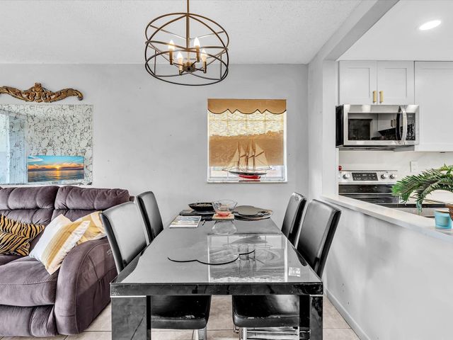 9041 Sunrise Lakes Boulevard 113, Sunrise, FL 33322