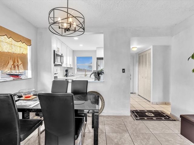 9041 Sunrise Lakes Boulevard 113, Sunrise, FL 33322