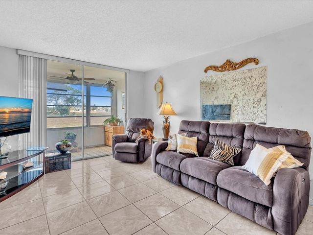 9041 Sunrise Lakes Boulevard 113, Sunrise, FL 33322