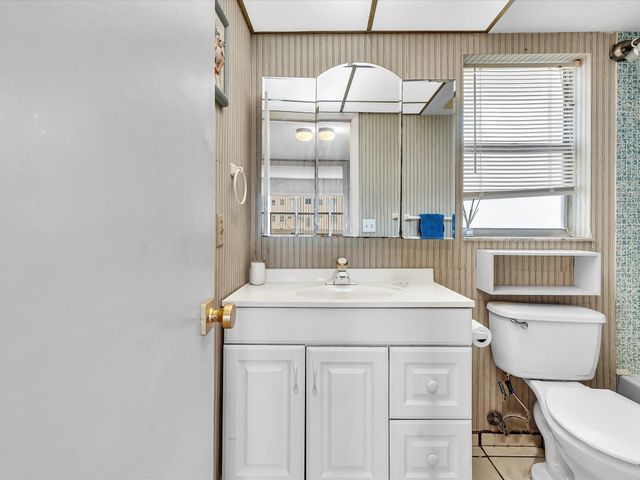 9041 Sunrise Lakes Boulevard 113, Sunrise, FL 33322