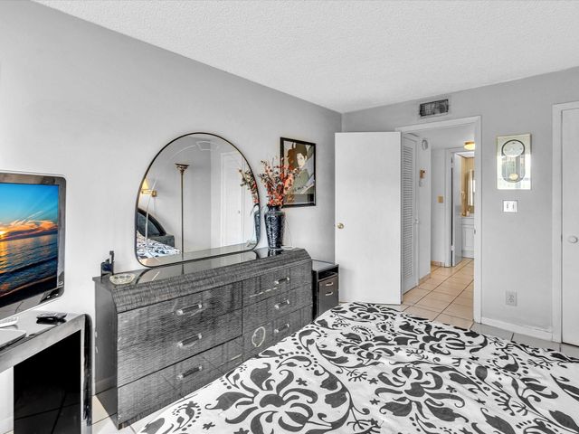 9041 Sunrise Lakes Boulevard 113, Sunrise, FL 33322