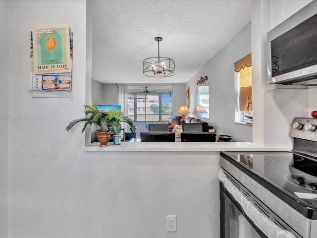 9041 Sunrise Lakes Boulevard 113, Sunrise, FL 33322