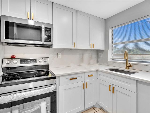 9041 Sunrise Lakes Boulevard 113, Sunrise, FL 33322