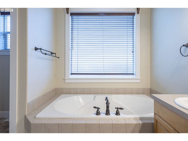 1902 Ne LUCY BELLE St, Mc Minnville, OR 97128
