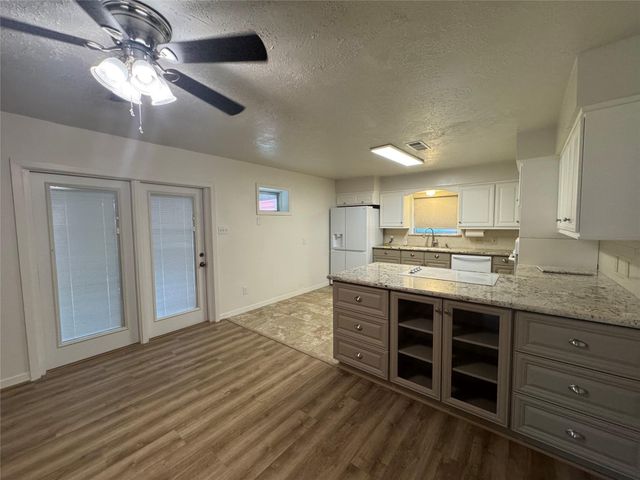 2611 Prairie Avenue, Pasadena, TX 77506