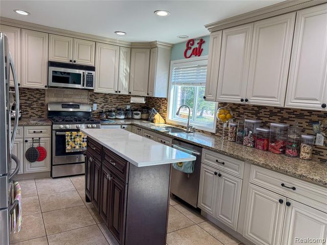 36680 Cecilia Drive, Sterling Heights, MI 48312