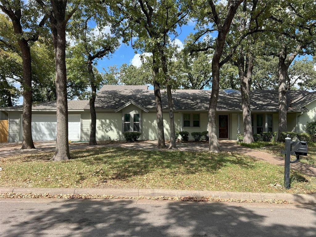 208 Shelmar Drive, Euless, TX 76039