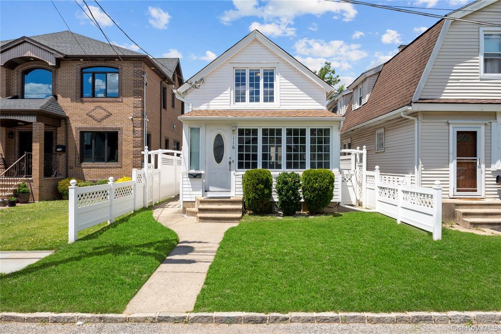 116 Sigsbee Avenue, Albertson, NY 11507