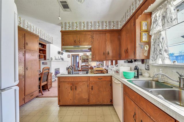 103 Echo Avenue, Friendswood, TX 77546