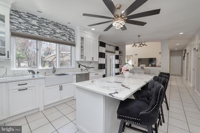 15 SCENIC DR, Ewing, NJ 08628