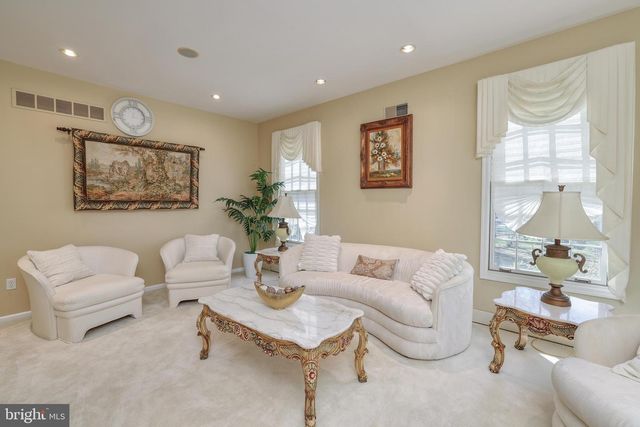 15 SCENIC DR, Ewing, NJ 08628