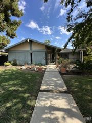 4425 Charter Oaks, Bakersfield, CA 93309
