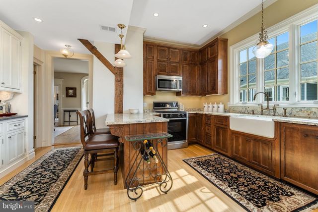 68 W MAIN ST, Clinton, NJ 08809