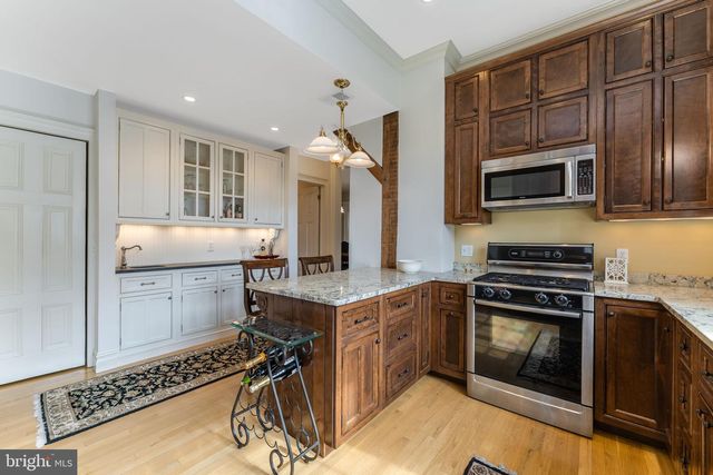 68 W MAIN ST, Clinton, NJ 08809