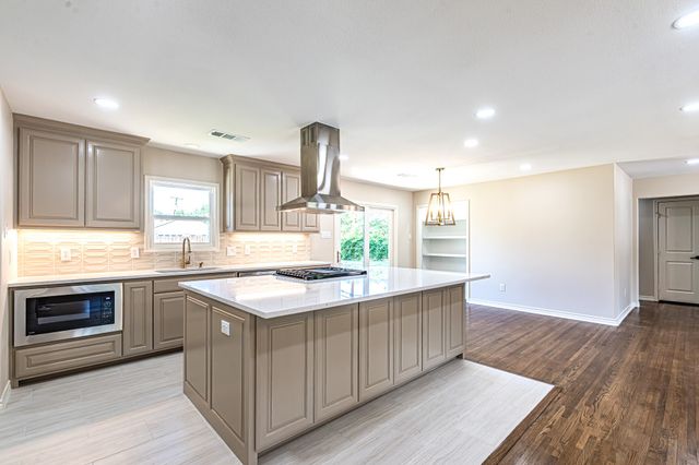 5700 Tracyne Drive, Westworth Village, TX 76114