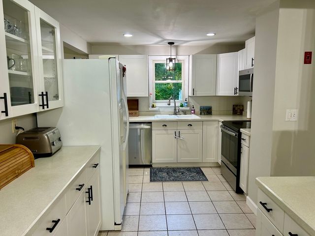 22 Presidents Ln, Plymouth, MA 02360