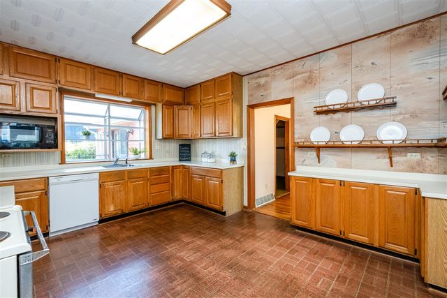 201 Sycamore Street, Three Oaks, MI 49128