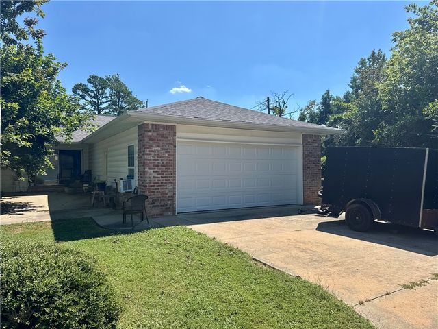910 S 28th Street, Rogers, AR 72758