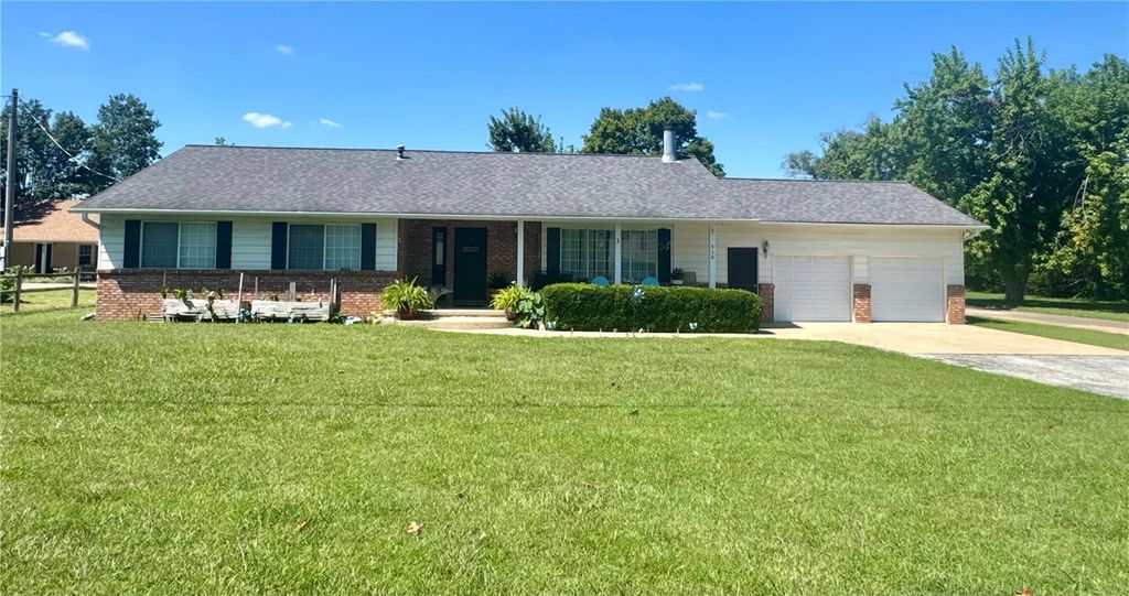 910 S 28th Street, Rogers, AR 72758