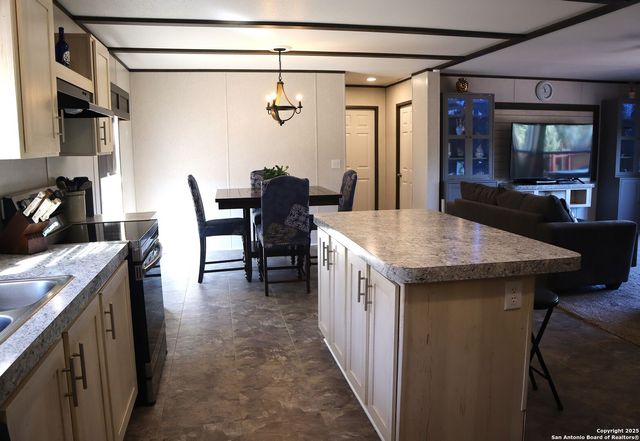 889 E 24th, Lakehills, TX 78063