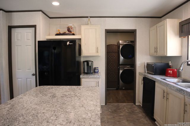 889 E 24th, Lakehills, TX 78063