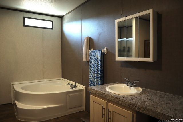 889 E 24th, Lakehills, TX 78063