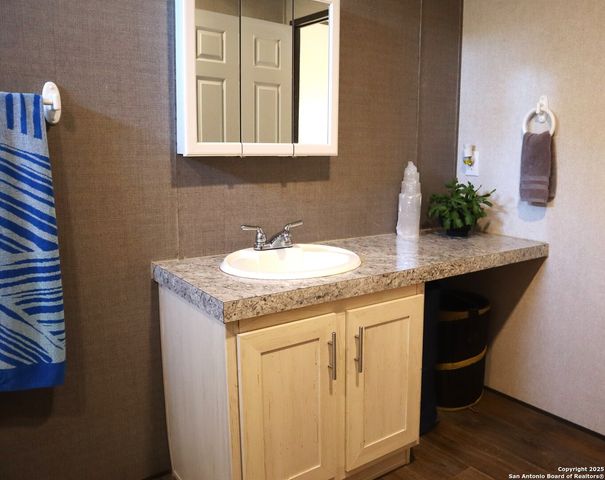 889 E 24th, Lakehills, TX 78063