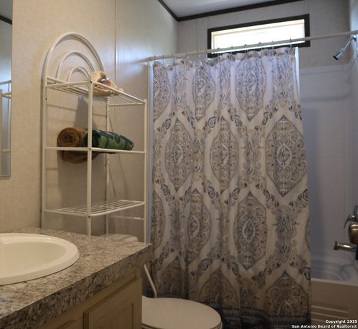 889 E 24th, Lakehills, TX 78063