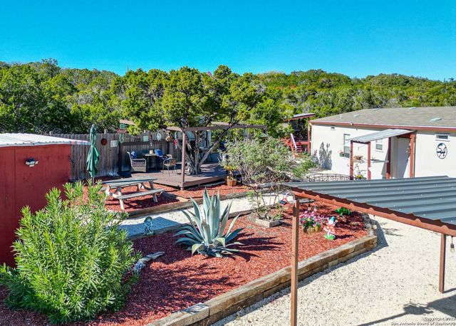 889 E 24th, Lakehills, TX 78063