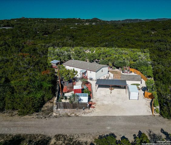 889 E 24th, Lakehills, TX 78063