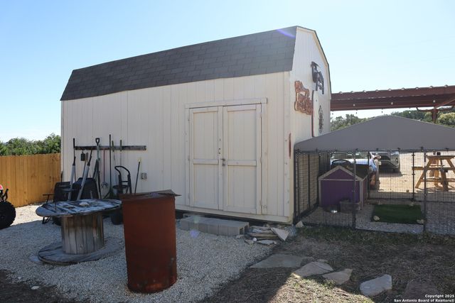 889 E 24th, Lakehills, TX 78063