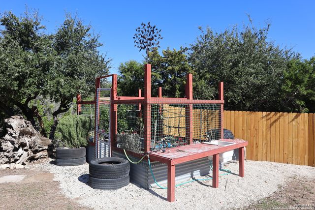 889 E 24th, Lakehills, TX 78063