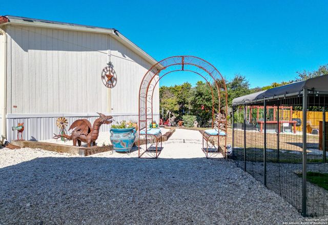 889 E 24th, Lakehills, TX 78063